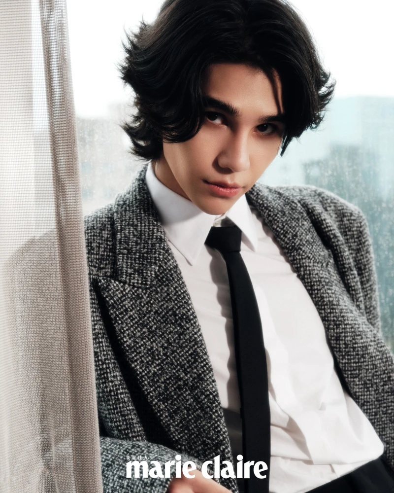 灰色長大衣、白色襯衫、黑色領帶、黑色西裝長褲，all by Valentino。