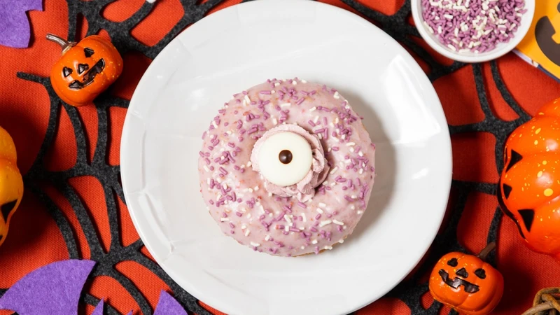 Mister Donut萬聖節甜甜圈草莓獨眼蛋糕圈。