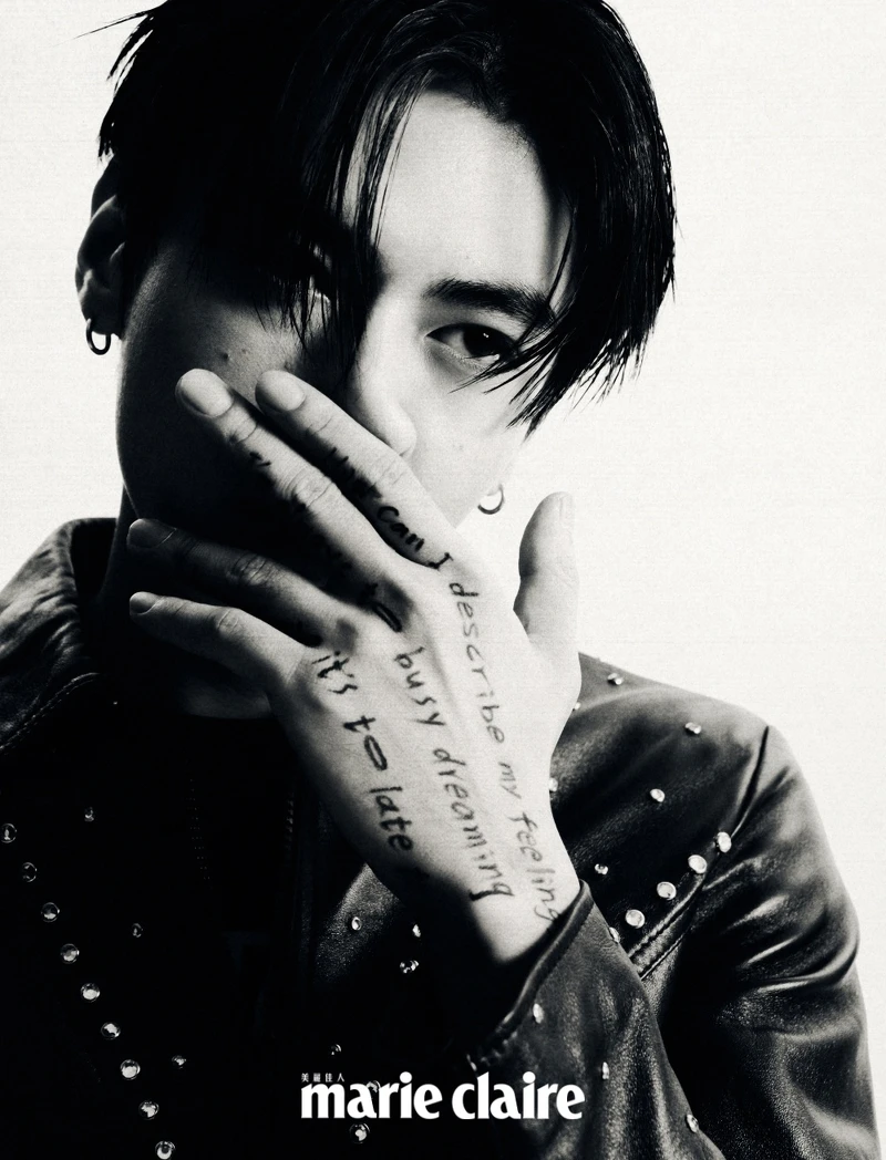 鉚釘裝飾皮外套、黑色印花背心、黑色皮褲，all by Celine。