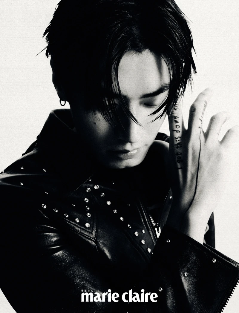 鉚釘裝飾皮外套、黑色印花背心、黑色皮褲，all by Celine。