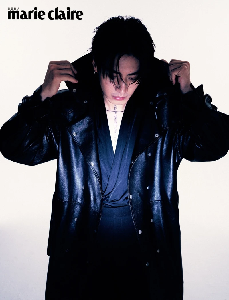 V領絲滑纏裹式背心、黑色皮大衣、黑色長褲、黑色踝靴，all by all by Saint Laurent。