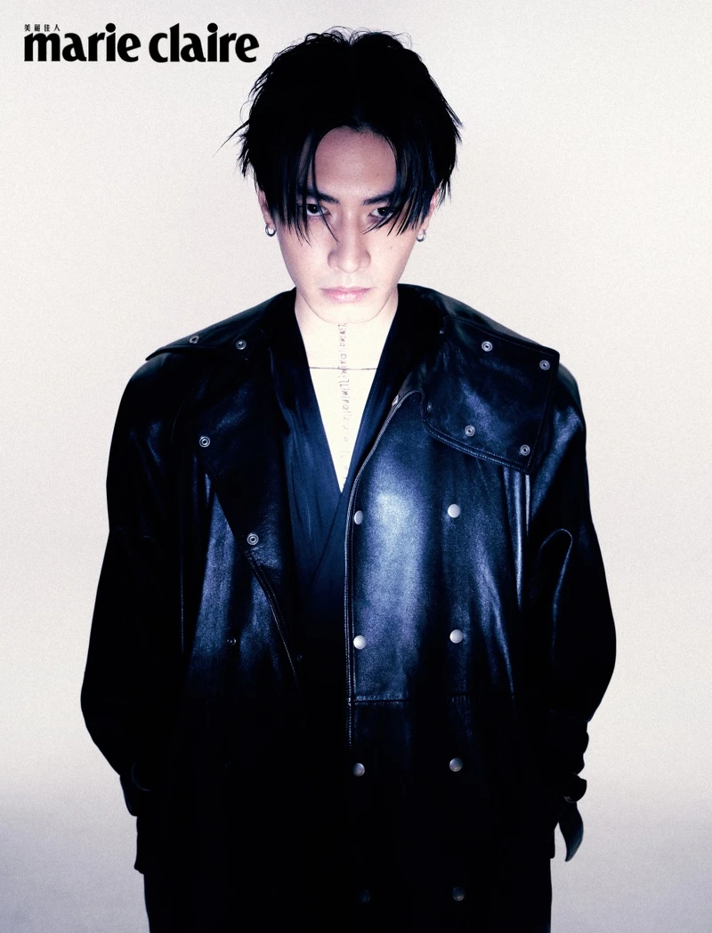 V領絲滑纏裹式背心、黑色皮大衣、黑色長褲、黑色踝靴，all by all by Saint Laurent。