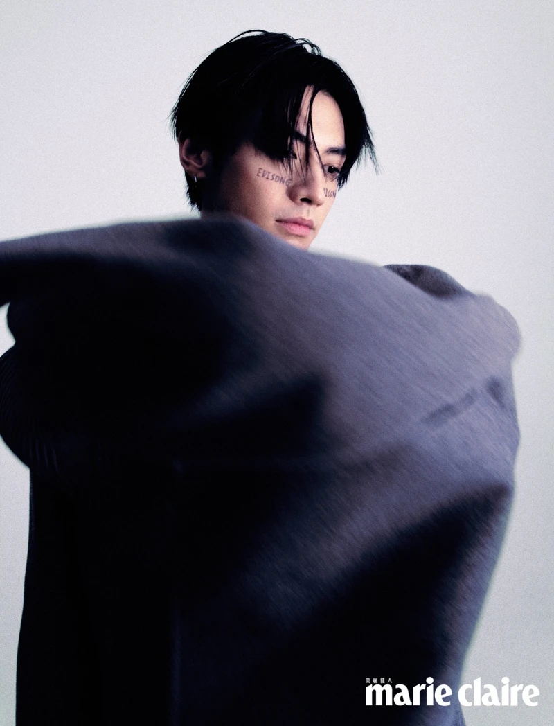 灰色毛料披肩式外套，Fendi。