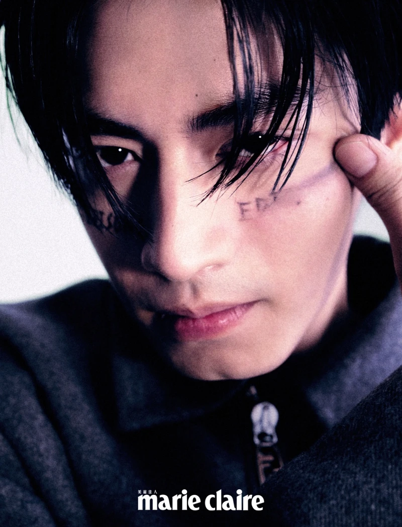 灰色毛料披肩式外套，Fendi。