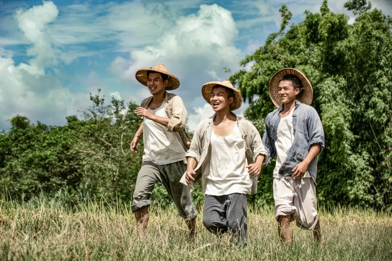 蔡昌憲(中)、潘逸安(左)、張景閎(右)飾演從小結伴的好兄弟,三人組成牛車三劍客 蔡昌憲(中)、潘逸安(左)、張景閎(右)飾演從小結伴的好兄弟,三人組成牛車三劍客