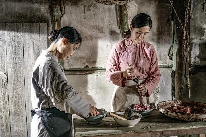 安心亞(右)飾演佃農媳婦,與黃婕菲(左)飾演的婆婆情同母女 安心亞(右)飾演佃農媳婦,與黃婕菲(左)飾演的婆婆情同母女