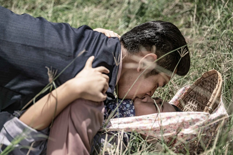 楊子儀(上)和安心亞(下)戰後再重逢情不自禁上演草地吻 楊子儀(上)和安心亞(下)戰後再重逢情不自禁上演草地吻