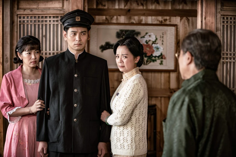 楊子儀(左二)飾演單純熱心的少爺,為好友作保被拖累,被送去作兵 楊子儀(左二)飾演單純熱心的少爺,為好友作保被拖累,被送去作兵