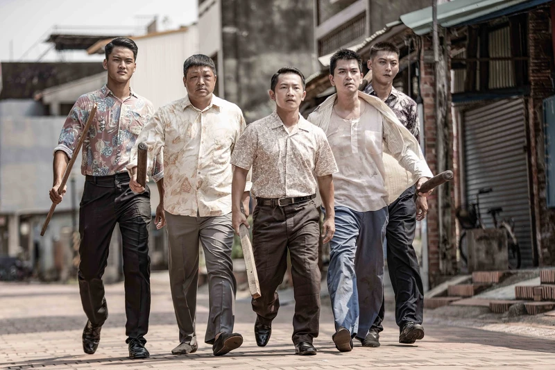 蔡昌憲(中)飾演的阿發愛打抱不平,從小最愛聽廖添丁故事 蔡昌憲(中)飾演的阿發愛打抱不平,從小最愛聽廖添丁故事