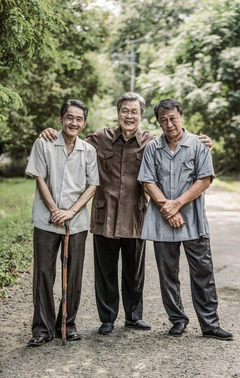 蔡昌憲(中)飾演的阿發愛打抱不平,從小最愛聽廖添丁故事朋友還是老的好,楊烈(中)、江國賓(左)、游安順(右)演繹無血緣家人的美好 蔡昌憲(中)飾演的阿發愛打抱不平,從小最愛聽廖添丁故事朋友還是老的好,楊烈(中)、江國賓(左)、游安順(右)演繹無血緣家人的美好