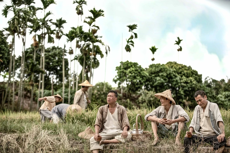 游安順(左)、陳博正(中)、張馥桂(右)飾演勤奮的佃農,彼此扶持走過辛苦歲月 游安順(左)、陳博正(中)、張馥桂(右)飾演勤奮的佃農,彼此扶持走過辛苦歲月