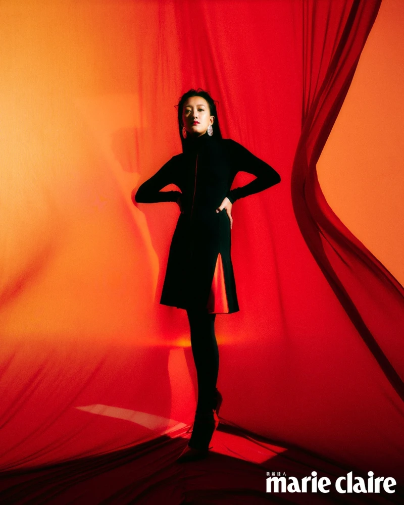 高領雙色百褶短裙、黑色絲襪、漆亮皮尖頭高跟鞋，all by SALVATORE FERRAGAMO；金屬耳環，H&M。