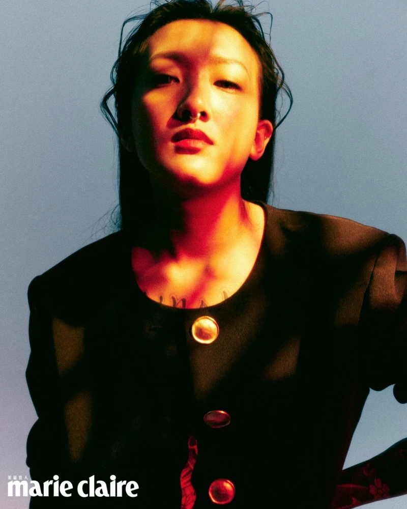 金釦裝飾外套、皮革喇叭褲，all by H&M。