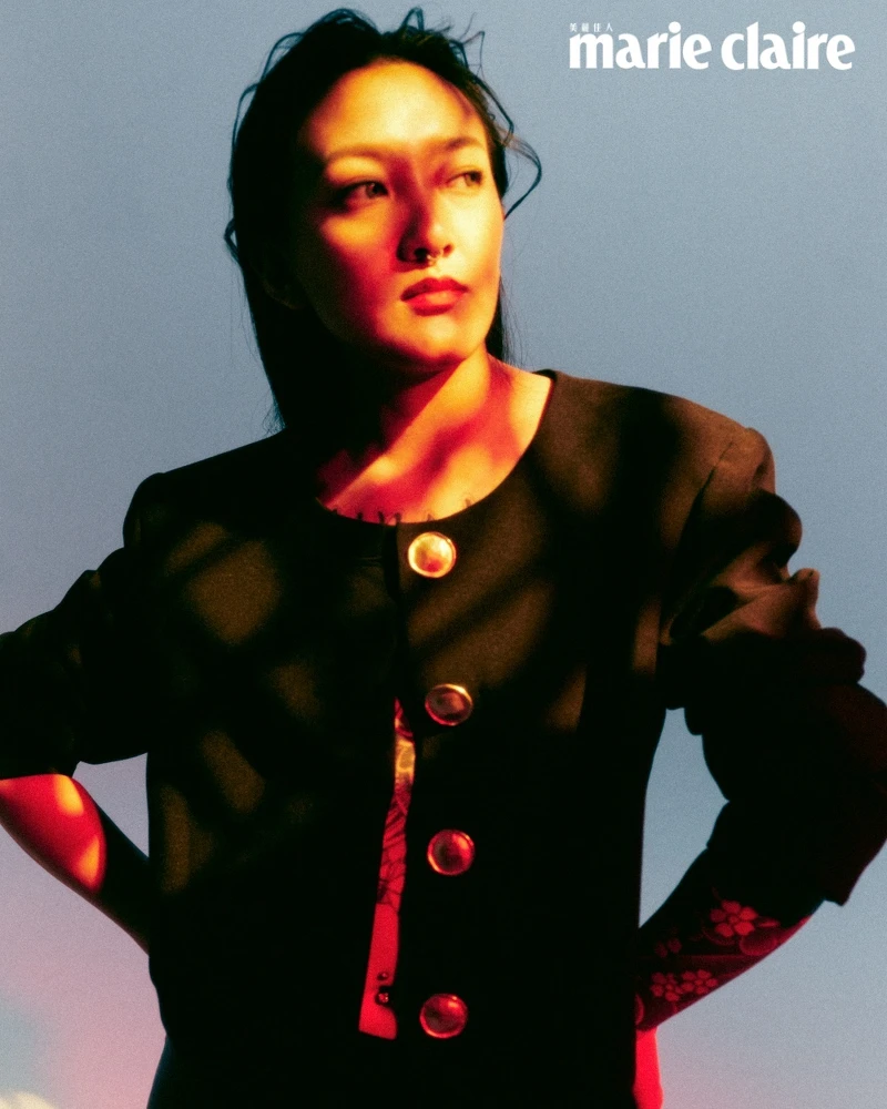 金釦裝飾外套、皮革喇叭褲，all by H&M。