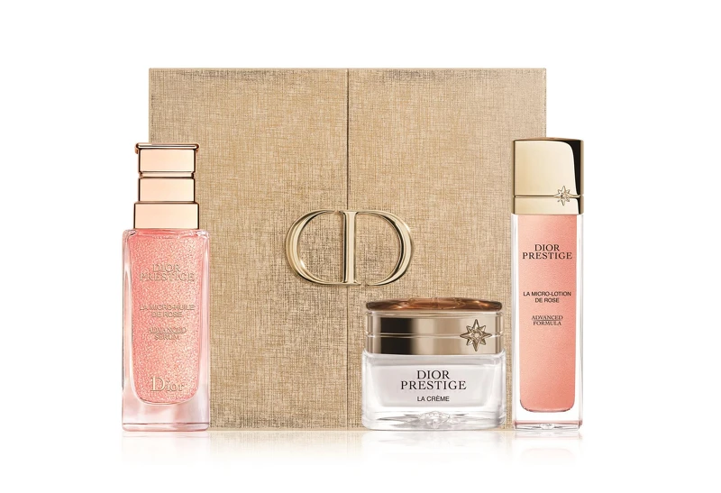 迪奧精萃再生玫瑰微導精露組,內含:精萃再生玫瑰微導精露50ml+精萃再生微導青春凝露30ml+精萃再生玫瑰賦活乳霜(一般型) 15ml+美妝箱,NT$15,500。 迪奧精萃再生玫瑰微導精露組,內含:精萃再生玫瑰微導精露50ml+精萃再生微導青春凝露30ml+精萃再生玫瑰賦活乳霜(一般型) 15ml+美妝箱,NT$15,500。