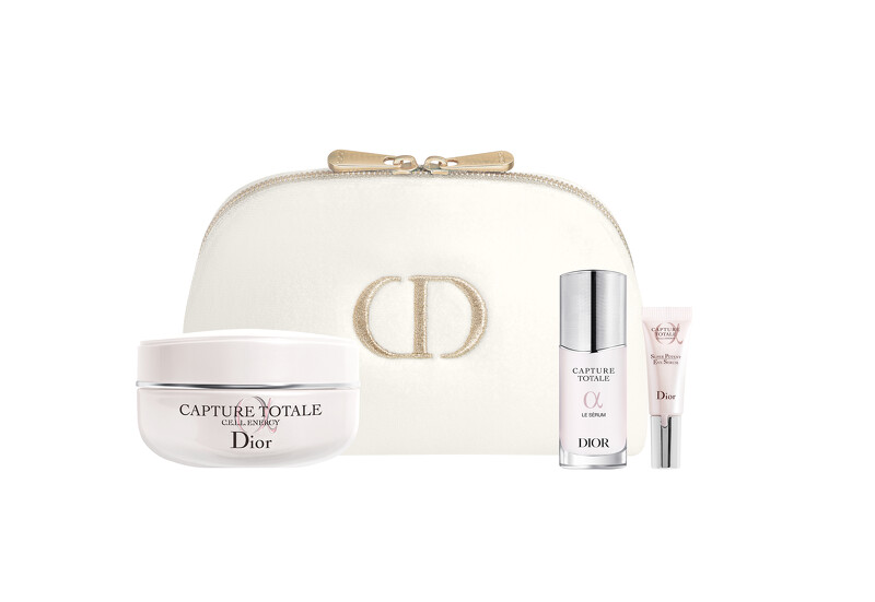 迪奧逆時能量奇肌霜組,內含:迪奧逆時能量奇肌霜50ml+迪奧逆時能量精華10ml+迪奧逆時能量超彈力亮眼精華5ml+美妍包,NT$4,300。 迪奧逆時能量奇肌霜組,內含:迪奧逆時能量奇肌霜50ml+迪奧逆時能量精華10ml+迪奧逆時能量超彈力亮眼精華5ml+美妍包,NT$4,300。