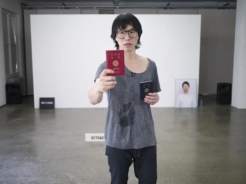 行為藝術家松根充和（Michikazu Matsune）以《跳舞吧！如果你想進入我的國家》（Dance, If You Want to Enter My Country!），檢視身份歧視和監控的陰暗面。