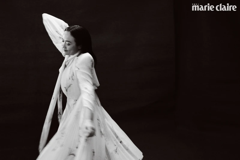 淺綠色印花雪紡上衣、皮質百褶裙,both by Balenciaga。 淺綠色印花雪紡上衣、皮質百褶裙,both by Balenciaga。