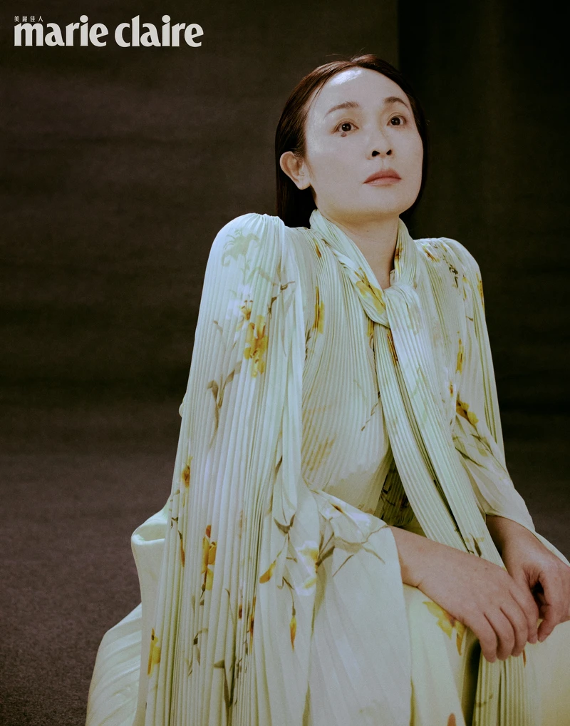 淺綠色印花雪紡上衣、皮質百褶裙,both by Balenciaga。 淺綠色印花雪紡上衣、皮質百褶裙,both by Balenciaga。