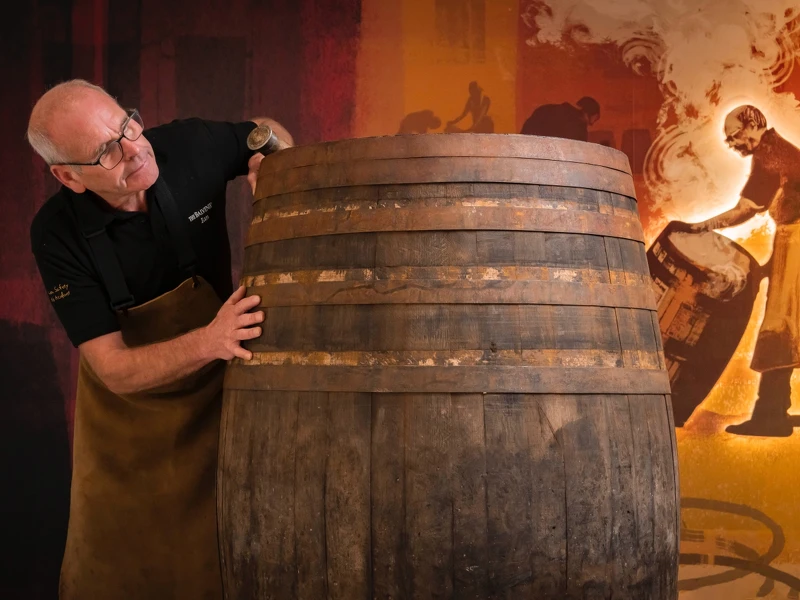 首席桶匠 Ian McDonald 服務超過50年，為了此次台灣發表會，他也特地帶著敲打木桶的工具飛到台灣與媒體見面。