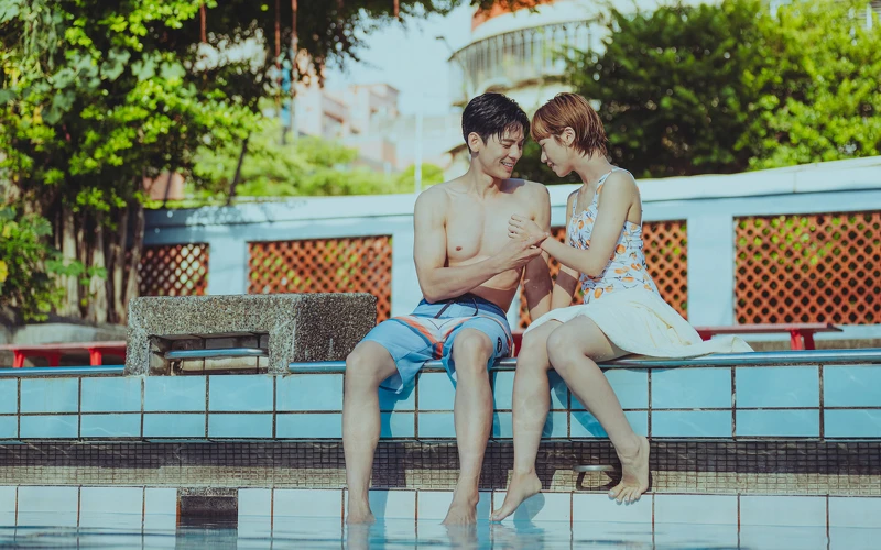 Netflix《此時此刻》林柏宏、Lulu黃路梓茵泳池約會擁抱 Netflix《此時此刻》林柏宏、Lulu黃路梓茵泳池約會擁抱