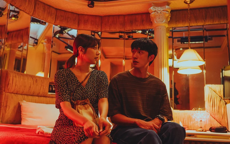 Netflix《此時此刻》郭雪芙與劉俊謙預告中同坐在雙人床上畫面曝光 Netflix《此時此刻》郭雪芙與劉俊謙預告中同坐在雙人床上畫面曝光