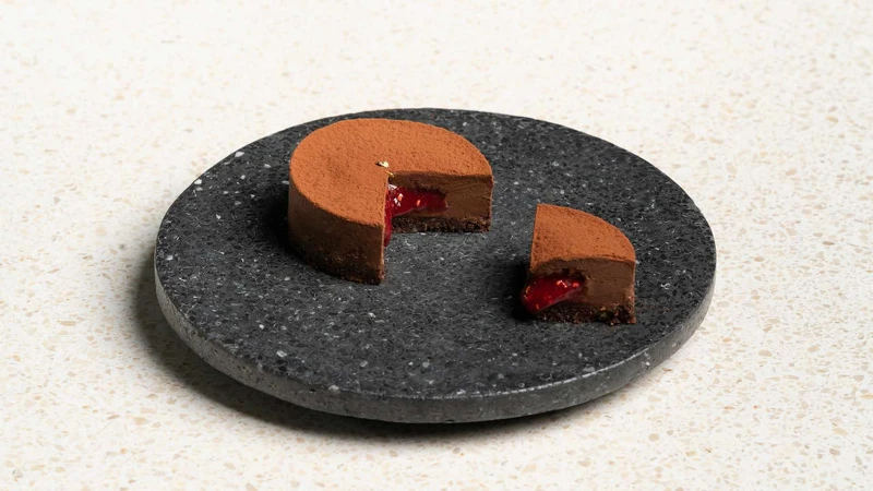 除了焦糖海鹽戚風蛋糕之外,這道生巧克力塔也深受許多客人的喜愛 除了焦糖海鹽戚風蛋糕之外,這道生巧克力塔也深受許多客人的喜愛