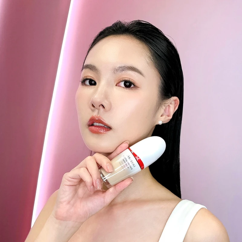 SHISEIDO資生堂國際櫃超聚光活膚精華粉底臉部示範。