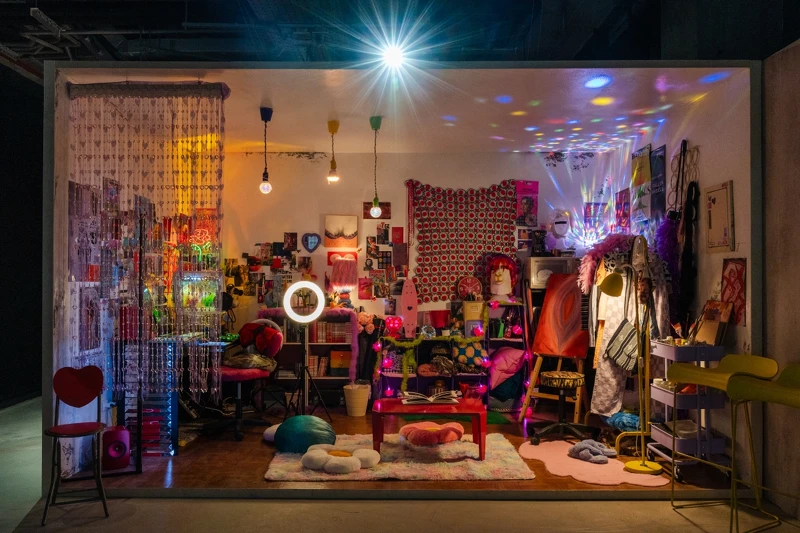 邀請電影美術團隊打造六位青年的房間，每一間都別具風格。