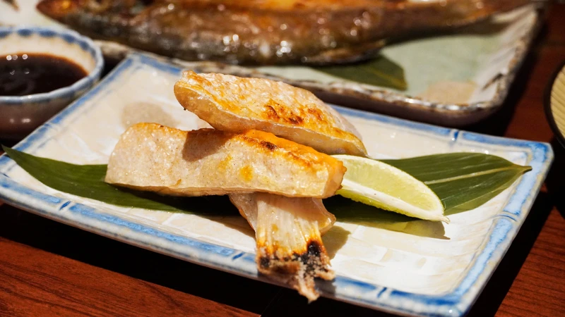 美味的香烤鮭魚肚。