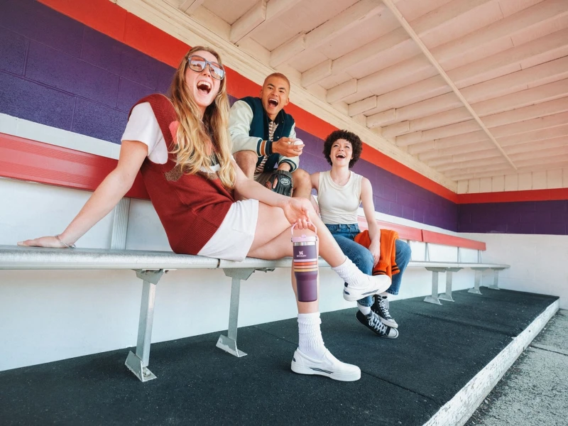 Stanley新品「IceFlow手提式吸管杯」帶有濃厚Varsity經典美式校園風。 Stanley新品「IceFlow手提式吸管杯」帶有濃厚Varsity經典美式校園風。