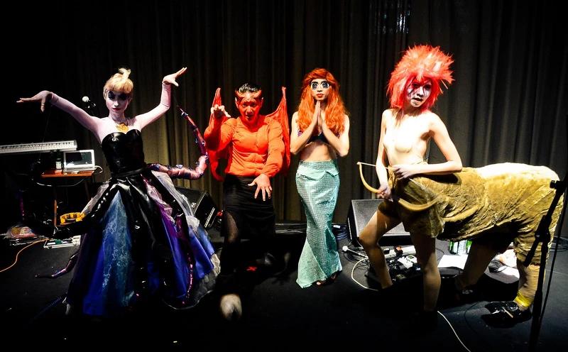 旺福第五屆「旺聖節」活動諾亞翻舟 大玩變裝秀,鼓手肚皮(右二)化身小美人魚 旺福第五屆「旺聖節」活動諾亞翻舟 大玩變裝秀,鼓手肚皮(右二)化身小美人魚