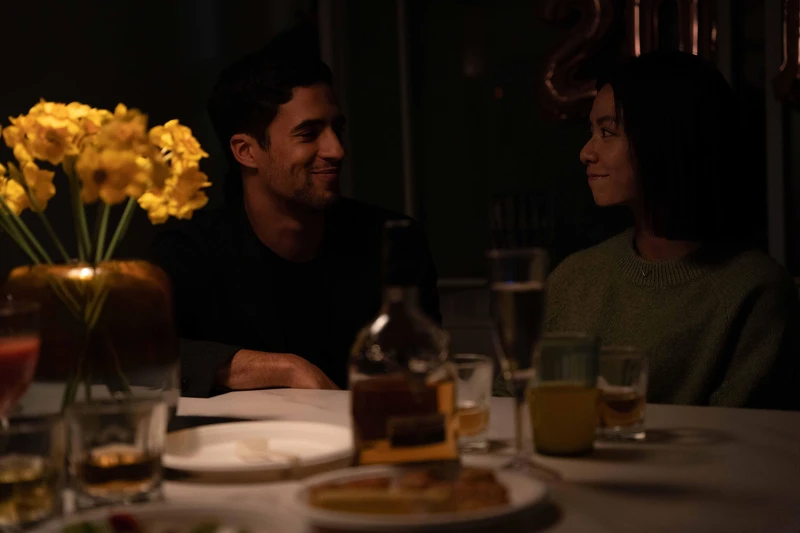 《榮耀之路》宋芸樺(右)與沙伊恩布曼丁有一次約在大稻埕的咖啡廳見面,聊著聊著沙伊恩突然拿出中文課本請宋芸樺教他中 《榮耀之路》宋芸樺(右)與沙伊恩布曼丁有一次約在大稻埕的咖啡廳見面,聊著聊著沙伊恩突然拿出中文課本請宋芸樺教他中