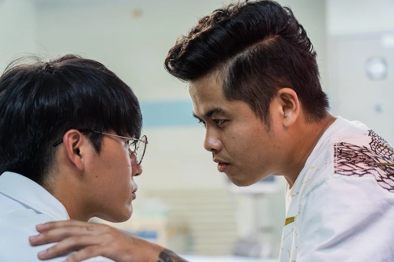 住院醫阿鬼(左)遵守醫院規則以免事後被告,但對於病人家屬阿亮(右)只管救人別囉嗦 住院醫阿鬼(左)遵守醫院規則以免事後被告,但對於病人家屬阿亮(右)只管救人別囉嗦