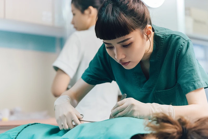 緹娜本是熱愛外科、喜歡執刀的年輕醫生,卻被撕裂的醫病關係,搞得提不起熱情 緹娜本是熱愛外科、喜歡執刀的年輕醫生,卻被撕裂的醫病關係,搞得提不起熱情