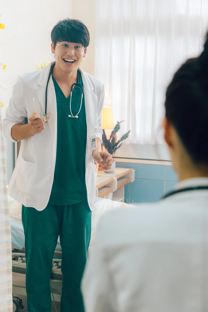 阿鬼思念自己的爺爺,對於臥病在床的黑腳阿公有移情作用,宛如親孫如侍在側 阿鬼思念自己的爺爺,對於臥病在床的黑腳阿公有移情作用,宛如親孫如侍在側