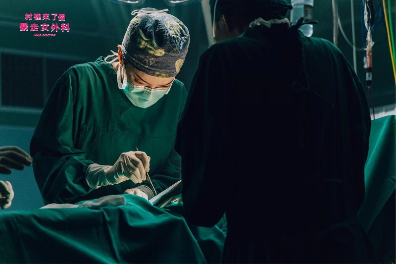 小劉醫生知道胡P為何指定她主刀,不是因為醫術最高,而是她會拚了命救他 小劉醫生知道胡P為何指定她主刀,不是因為醫術最高,而是她會拚了命救他