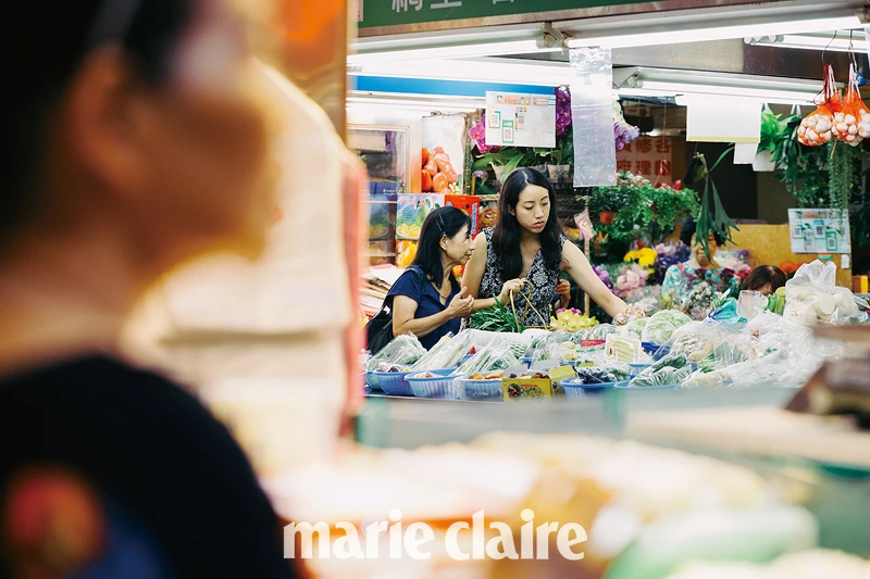 採訪這天,《美麗佳人》隨著 Clarissa 與Ivy來到鄰近「Ivy料理教室」的天母士東市場,進行事前採購。 採訪這天,《美麗佳人》隨著 Clarissa 與Ivy來到鄰近「Ivy料理教室」的天母士東市場,進行事前採購。