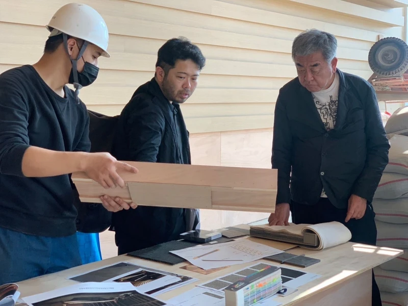 隈研吾本人也特地前來台灣視察餐廳施工現場。 隈研吾本人也特地前來台灣視察餐廳施工現場。