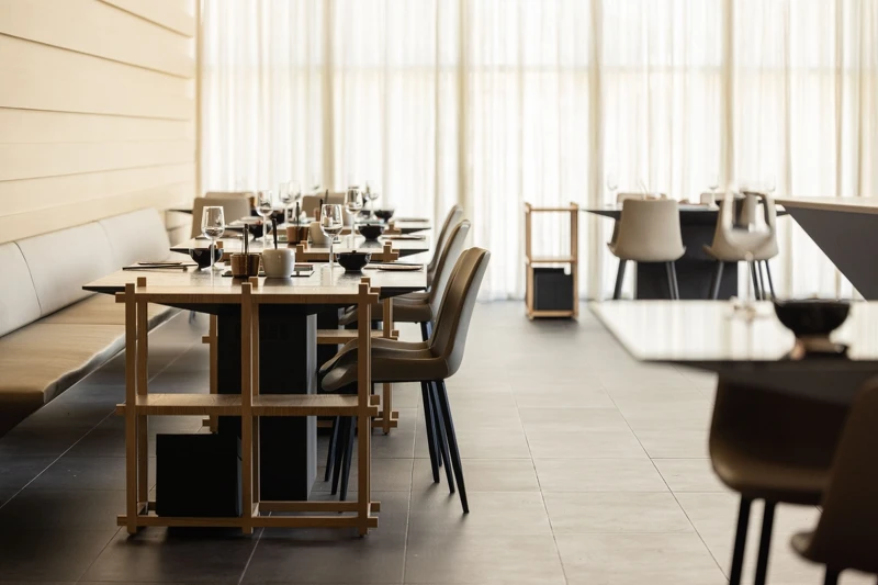 餐廳的動線與桌距擴大,讓用餐者擁有愜意、私密的舒適尺度。 餐廳的動線與桌距擴大,讓用餐者擁有愜意、私密的舒適尺度。