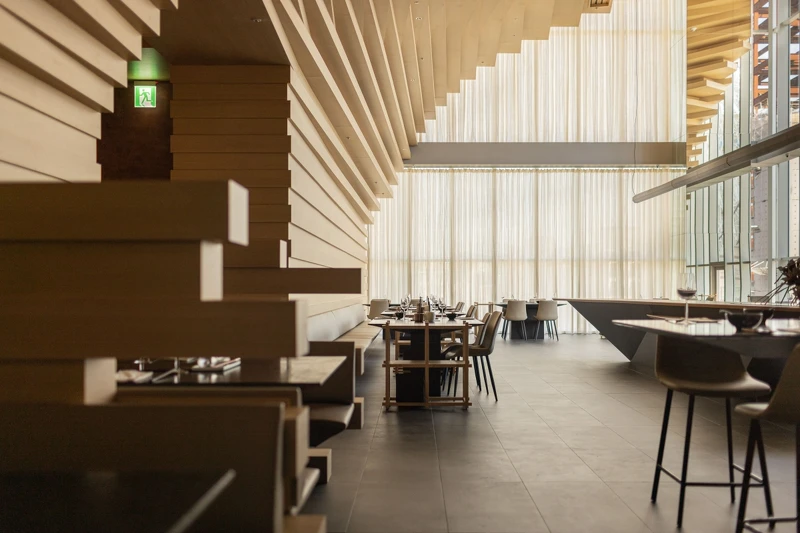 「明粵」也同樣地將經典的「重複疊加」手法堆疊木質構件,模擬了台灣沿海常見的海蝕洞地景。 「明粵」也同樣地將經典的「重複疊加」手法堆疊木質構件,模擬了台灣沿海常見的海蝕洞地景。