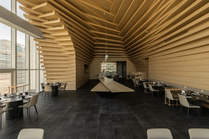 再透過高帷幕玻璃引進光線,空間即有了光影流動變化。 再透過高帷幕玻璃引進光線,空間即有了光影流動變化。