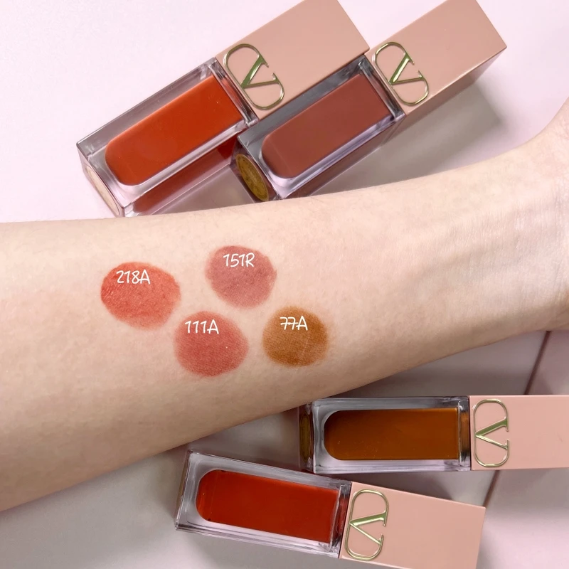 VALENTINO柔霧唇頰露主打色手部試色。