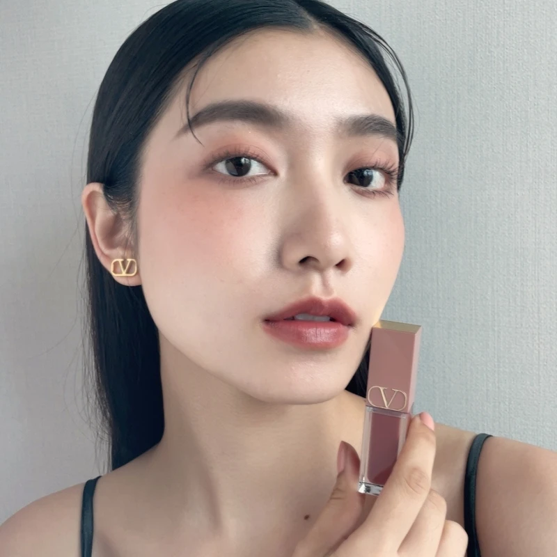 VALENTINO柔霧唇頰露151R用於眼影、腮紅與唇。