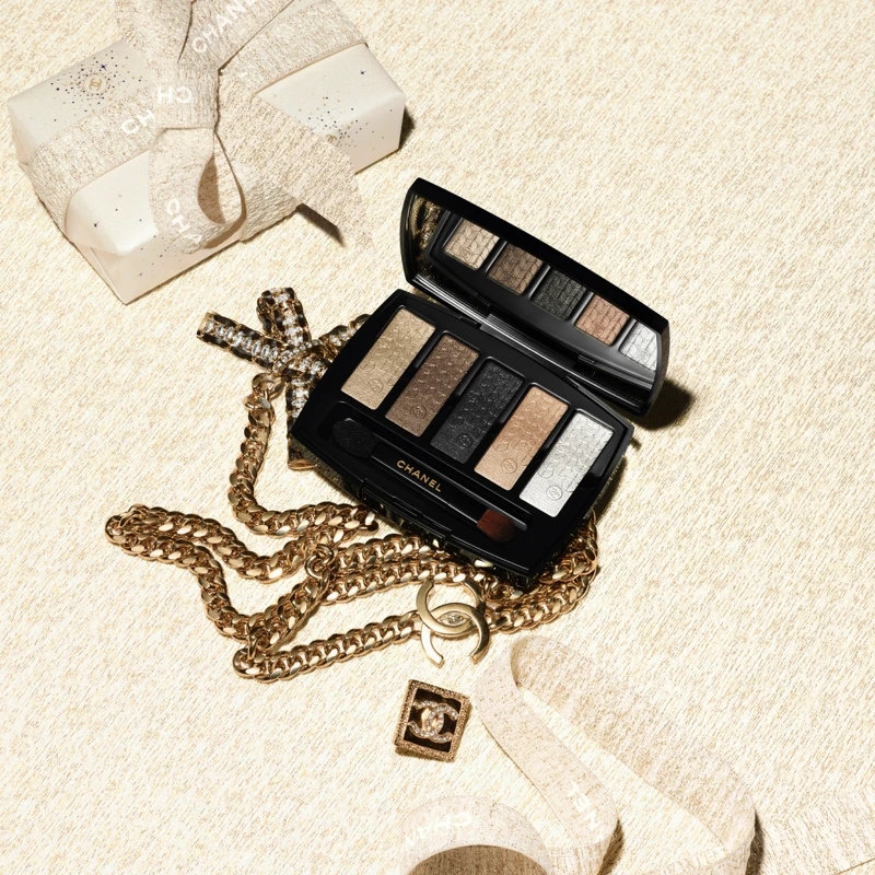 香奈兒亮片刺繡五色眼影,NT2,870 香奈兒亮片刺繡五色眼影,NT2,870