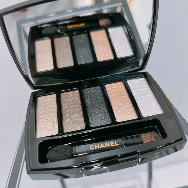 香奈兒亮片刺繡五色眼影實拍。