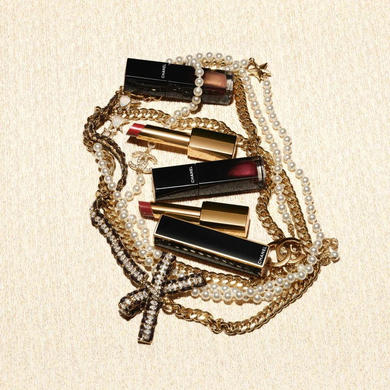 2023香奈兒聖誕限量彩妝系列唇彩情境圖。 2023香奈兒聖誕限量彩妝系列唇彩情境圖。