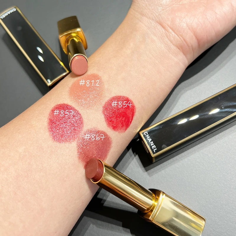 香奈兒超炫耀精萃唇膏金燦版#812、#854、#857、#867手部試色。 香奈兒超炫耀精萃唇膏金燦版#812、#854、#857、#867手部試色。