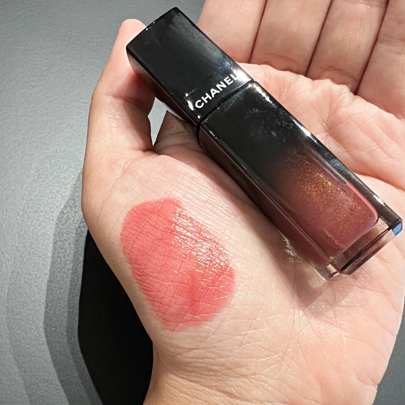 香奈兒超炫耀釉光唇萃#88手部試色。 香奈兒超炫耀釉光唇萃#88手部試色。