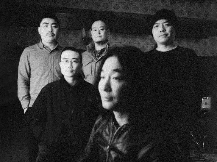 來自中國的獨立音樂樂團「萬能青年旅店」,睽違六年後將再度於台灣表演。 來自中國的獨立音樂樂團「萬能青年旅店」,睽違六年後將再度於台灣表演。